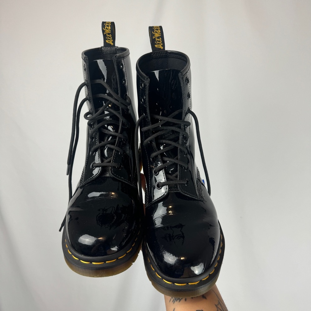 DR. MARTEN 1460 WOMEN'S PATENT LEATHER LACE UP BOOTS